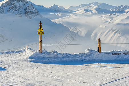 高山冬山景观中,低云的法语中的离地标志阳光明媚的日子里,法国阿尔卑斯山上覆盖着雪瓦尔迪塞尔,法国图片