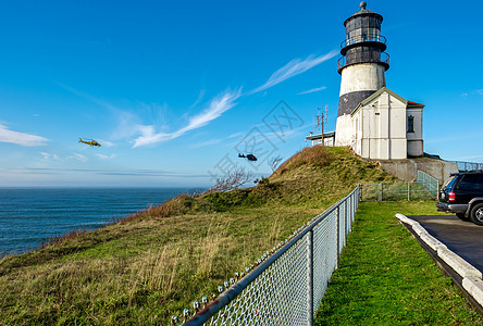 开普敦失望灯塔,建于1856,太平洋海岸,美国华盛顿州海岸警卫队直升机天空中图片