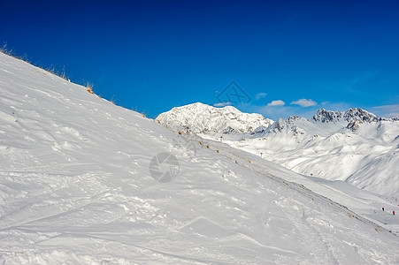 高山冬山景观阳光明媚的日子里,法国阿尔卑斯山上覆盖着雪瓦尔迪塞尔,法国图片