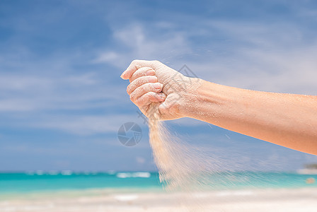 白色的沙子手上散来图片