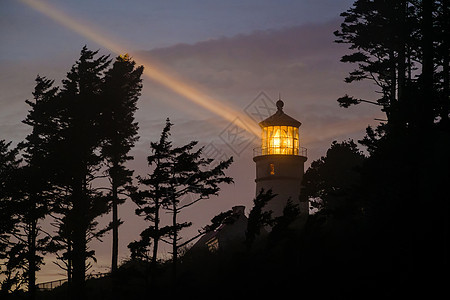 海塞塔头灯塔夜间,太平洋海岸,建于12,俄勒冈州,美国图片