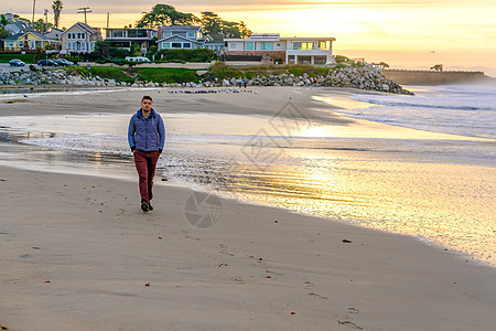 日出时海滩上的孤独的人美国太平洋海岸,克鲁斯,加利福尼亚图片