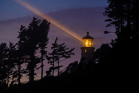 海塞塔头灯塔夜间,太平洋海岸,建于12,俄勒冈州,美国图片