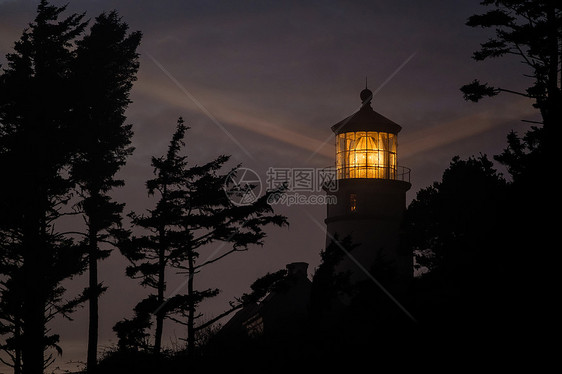 海塞塔头灯塔夜间,太平洋海岸,建于12,俄勒冈州,美国图片