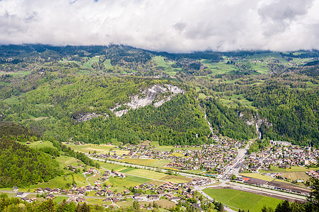 瑞士雷钦巴赫附近山谷低云下的瑞士村图片