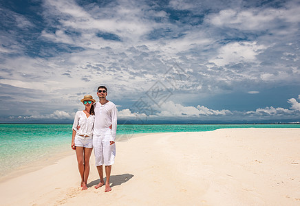 白人夫妇马尔代夫的热带海滩上散步图片