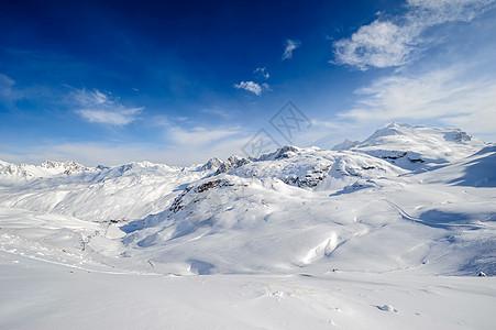 高山冬山景观阳光明媚的日子里,法国阿尔卑斯山上覆盖着雪瓦尔迪塞尔,法国图片