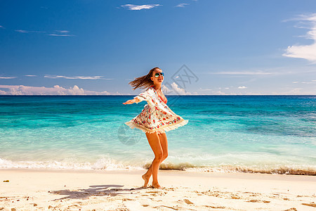 马赛尔的海滩上萨龙的女人背景图片