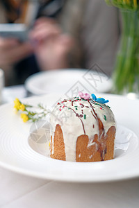 餐厅户外餐桌上的传统复活节蛋糕图片