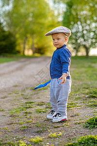 户外幼儿的肖像农村场景岁的男婴戴着平帽背景图片