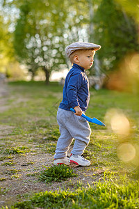 户外幼儿的肖像农村场景岁的男婴戴着平帽图片