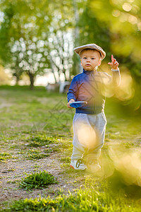 户外幼儿的肖像农村场景岁的男婴戴着平帽图片