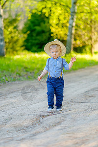 户外幼儿的肖像农村场景岁的男婴戴着草帽图片
