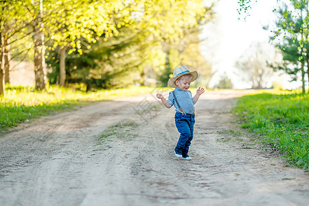 户外幼儿的肖像农村场景岁的男婴戴着草帽图片