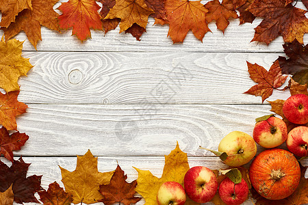 秋天的叶子,苹果南瓜旧的木制背景上,图片