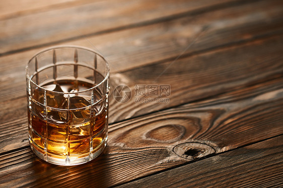 杯威士忌,木桌上冰块杯威士忌加冰块乡村木桌上,图片
