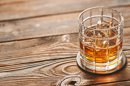 杯威士忌,木桌上冰块杯威士忌加冰块乡村木桌上,图片