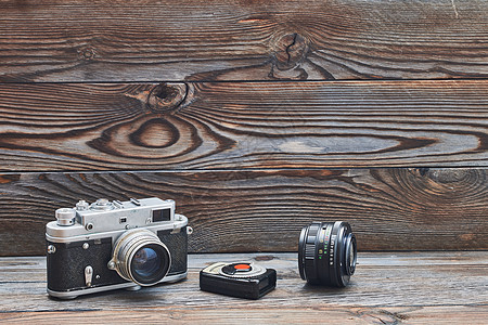 老式相机老式复古35毫米测距仪相机,镜头水表木制背景与背景