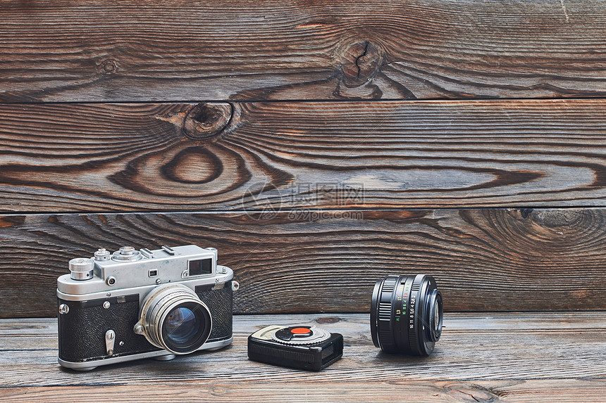 老式复古35毫米测距仪相机,镜头水表木制背景与图片