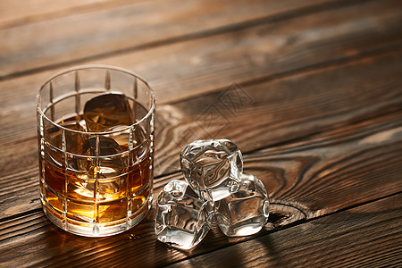 杯威士忌加冰块乡村木桌上,高清图片