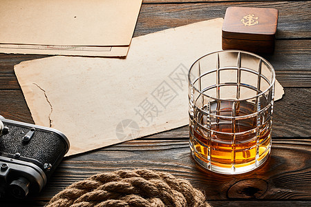 杯威士忌老式的35毫米测距仪相机木制背景与古董西克斯世纪图片