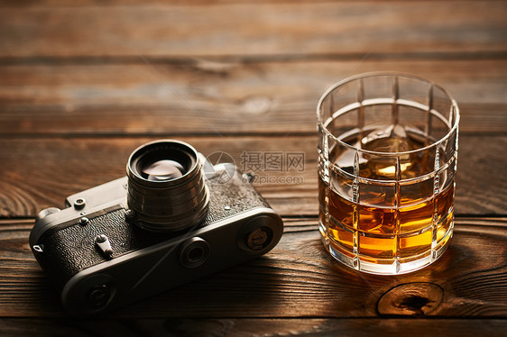 杯威士忌老式的35毫米测距仪相机木制背景图片