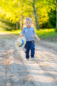 户外幼儿的肖像农村场景,岁的小男孩戴着草帽图片