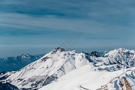冬天的山景阳光明媚的日子里,高加索山脊上覆盖着雪克拉斯纳亚多拉那,索契,俄罗斯图片