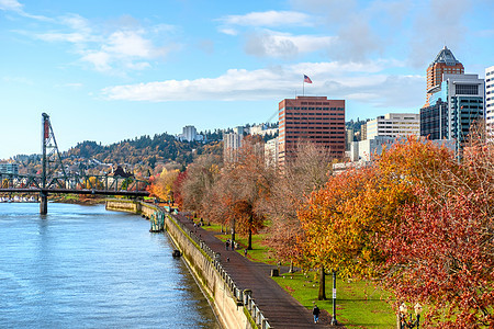 波特兰城市天际线秋天,俄勒冈州,美国图片
