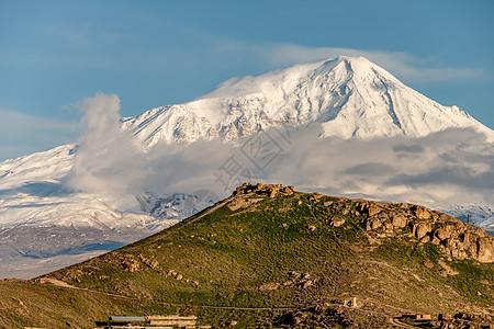 早上亚美尼亚的山丘景观,背景拉特山亚美尼亚看火鸡图片