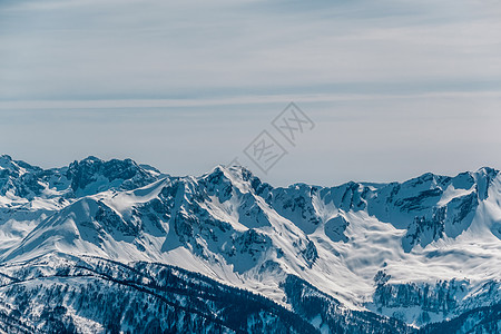 冬天的山景阳光明媚的日子里,高加索山脊上覆盖着雪克拉斯纳亚多拉那,索契,俄罗斯图片