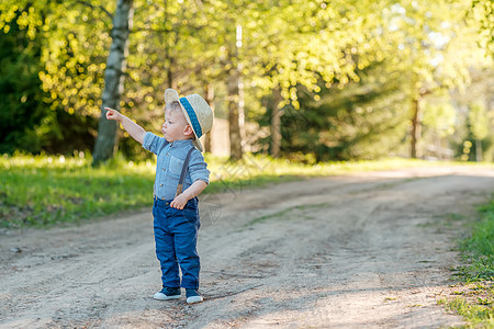 户外幼儿的肖像农村场景,岁的小男孩戴着草帽图片
