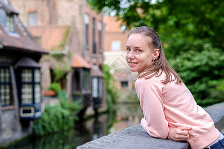 比利时佛兰德布鲁日Brugge水渠附近的女游客图片