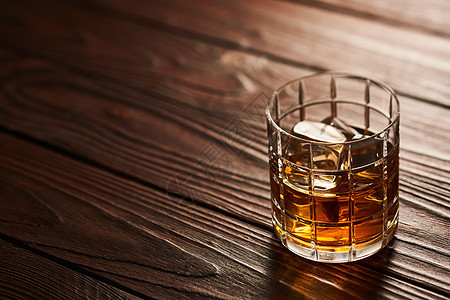 杯威士忌加冰块乡村木桌上,图片