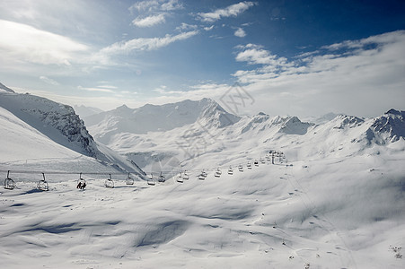 高山冬山景观阳光明媚的日子里,法国阿尔卑斯山上覆盖着雪瓦尔drsquoIsere,法国图片