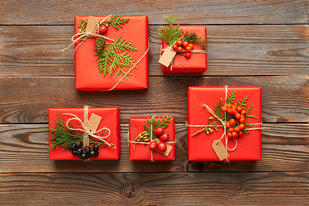创造地包装装饰诞礼物盒子上的木制背景顶部的视图平躺图片