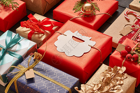 创造地包装装饰诞礼物盒子黑暗的木制背景平躺图片