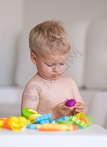 小男孩玩玩彩色造型粘土塑料图片
