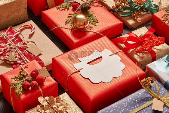 创造地包装装饰诞礼物盒子黑暗的木制背景平躺图片