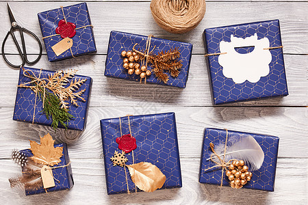 创造地包装装饰诞礼物盒子上的白色木制背景顶部的视图图片