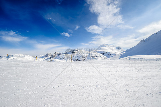 高山冬山景观阳光明媚的日子里,法国阿尔卑斯山上覆盖着雪瓦尔drsquoIsere,法国图片