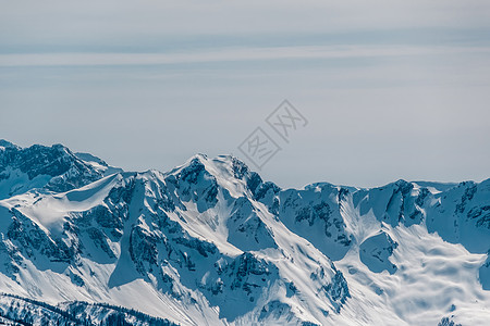 冬天的山景阳光明媚的日子里,高加索山脊上覆盖着雪克拉斯纳亚多拉那,索契,俄罗斯图片