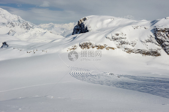 高山冬山景观阳光明媚的日子里,法国阿尔卑斯山上覆盖着雪瓦尔drsquoIsere,法国图片