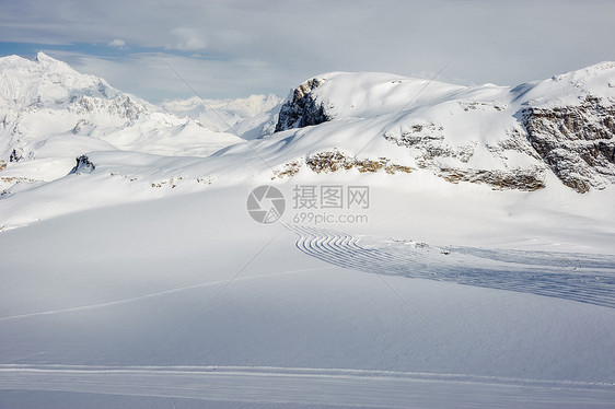 高山冬山景观阳光明媚的日子里,法国阿尔卑斯山上覆盖着雪瓦尔drsquoIsere,法国图片