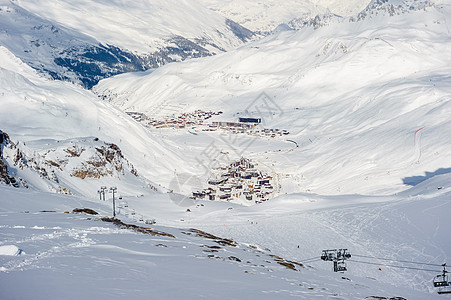 高山冬山景观阳光明媚的日子里,法国阿尔卑斯山上覆盖着雪瓦尔drsquoIsere,法国图片