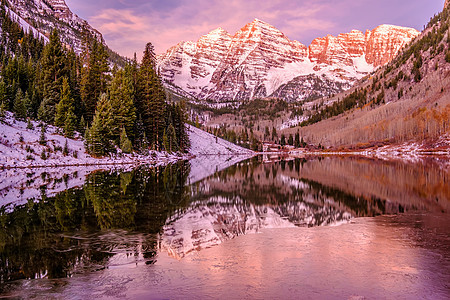 栗色的钟声栗色的湖,日出时,雪中反射岩石山脉,科罗拉多,美国图片