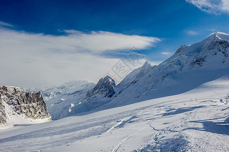 高山冬山景观阳光明媚的日子里,法国阿尔卑斯山上覆盖着雪瓦尔drsquoIsere,法国图片