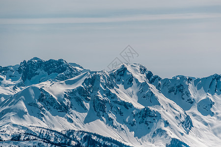 冬天的山景阳光明媚的日子里,高加索山脊上覆盖着雪克拉斯纳亚多拉那,索契,俄罗斯图片