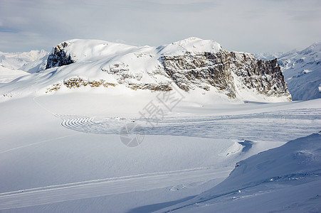 高山冬山景观阳光明媚的日子里,法国阿尔卑斯山上覆盖着雪瓦尔drsquoIsere,法国图片