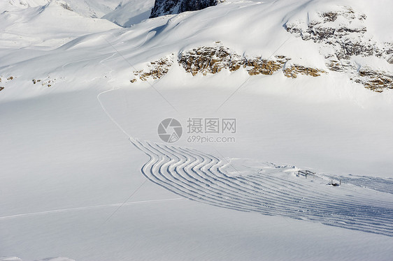 高山冬山景观阳光明媚的日子里,法国阿尔卑斯山上覆盖着雪瓦尔drsquoIsere,法国图片